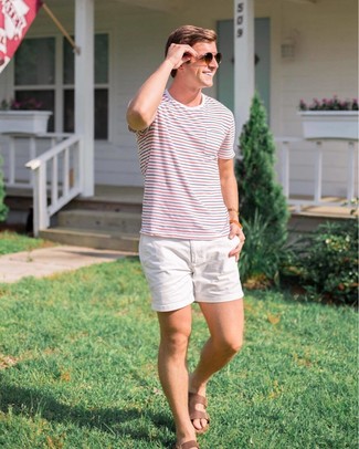 Какие сандалии носить с бело-темно-синими шортами мужчине