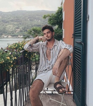 Какие сандалии носить с бело-темно-синими шортами мужчине