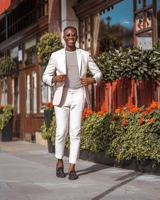 С чем носить бело-темно-синий костюм