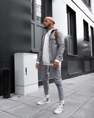 С чем носить бело-темно-синий свитшот мужчине