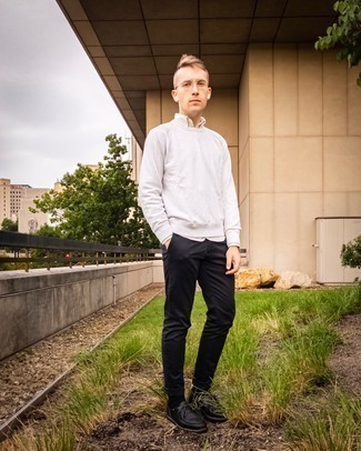 С чем носить бело-темно-синий свитшот мужчине