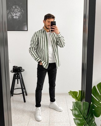 С чем носить бело-темно-синий свитшот мужчине