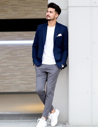 С чем носить бело-темно-синюю футболку мужчине