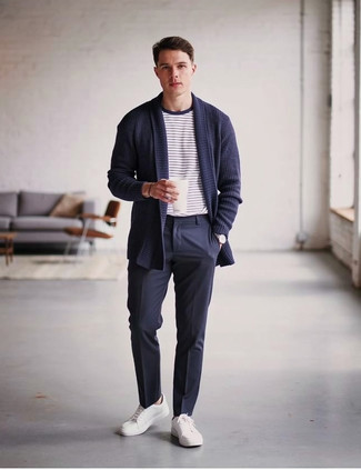 С чем носить бело-темно-синюю футболку мужчине