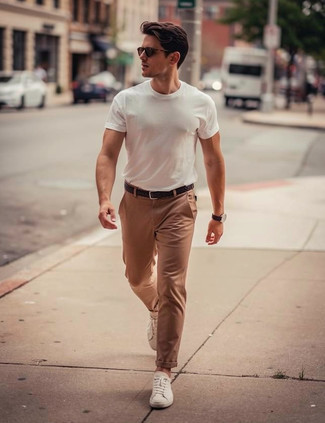 С чем носить бело-темно-синюю футболку мужчине