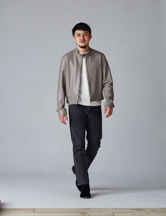 С чем носить бело-темно-синюю футболку мужчине