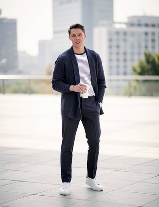 С чем носить бело-темно-синюю футболку мужчине