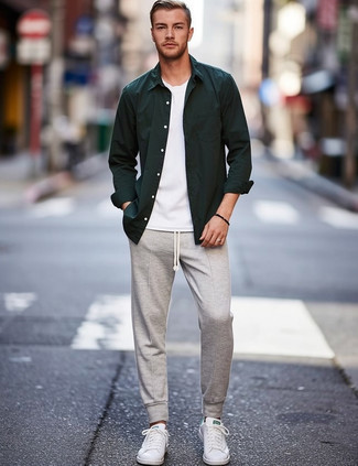 С чем носить бело-темно-синюю футболку мужчине