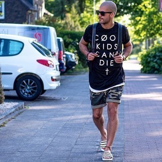 Какие шорты носить с бело-темно-синей майкой мужчине