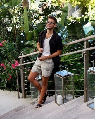 Какие шорты носить с бело-темно-синей майкой мужчине