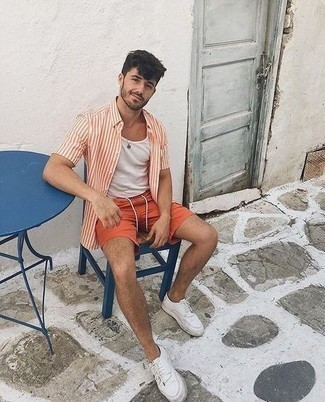 Какие шорты носить с бело-темно-синей майкой мужчине