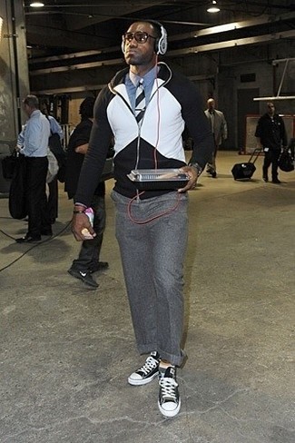 С чем носить бело-темно-синий галстук мужчине