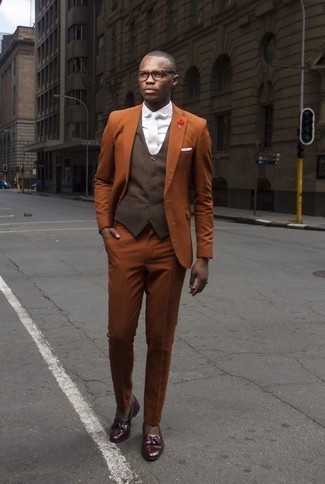 С чем носить бело-темно-синий галстук мужчине