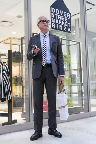 С чем носить бело-темно-синий галстук мужчине