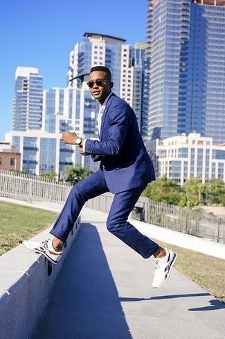 С чем носить бело-темно-синий галстук мужчине