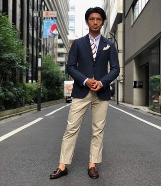 С чем носить бело-темно-синий галстук мужчине