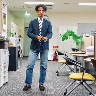 С чем носить бело-темно-синий галстук мужчине