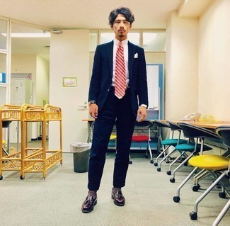 С чем носить бело-темно-синий галстук мужчине