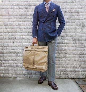 С чем носить бело-темно-синий галстук мужчине