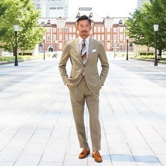 С чем носить бело-темно-синий галстук мужчине