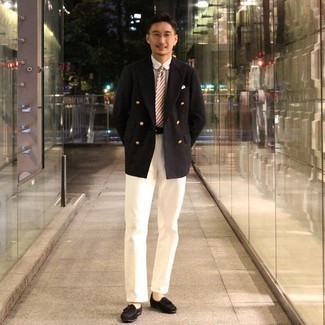 С чем носить бело-темно-синий галстук мужчине