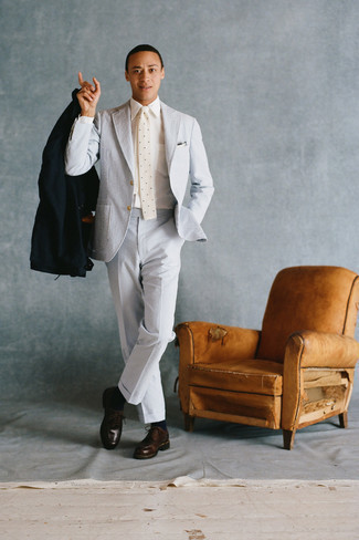 С чем носить бело-темно-синий галстук мужчине