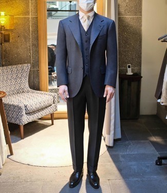 С чем носить бело-темно-синий галстук мужчине