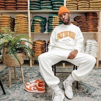 С чем носить бело-темно-синий спортивный костюм мужчине