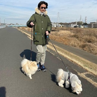 С чем носить бело-темно-синюю водолазку мужчине