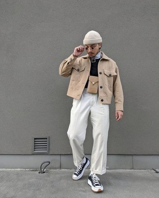 С чем носить бело-темно-синюю водолазку мужчине