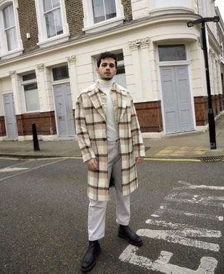 С чем носить бело-темно-синюю водолазку мужчине