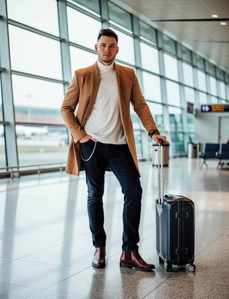 С чем носить бело-темно-синюю водолазку мужчине