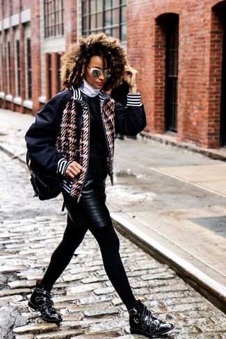 С чем носить бело-темно-синюю водолазку женщине