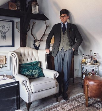 Какие пиджаки носить с бело-темно-синим жилетом