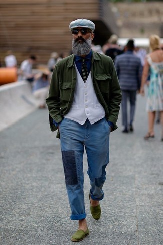 Какие эспадрильи носить с бело-темно-синим жилетом