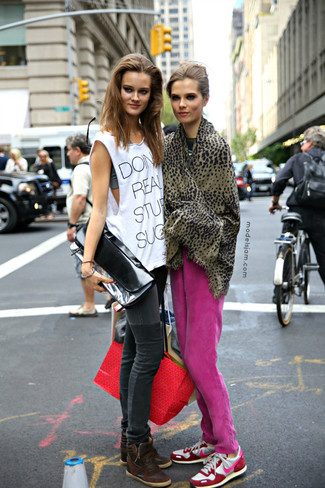 С чем носить бело-розовые кроссовки женщине