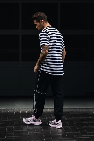 С чем носить бело-розовые кроссовки мужчине