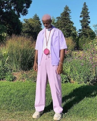 С чем носить бело-розовые брюки чинос