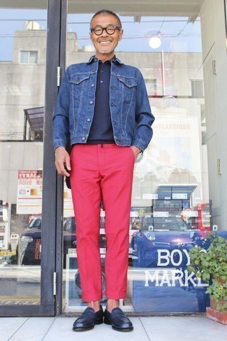 С чем носить бело-розовые брюки чинос