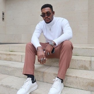 С чем носить бело-розовые брюки чинос