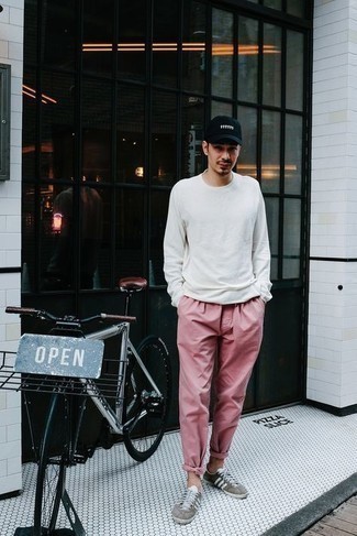 С чем носить бело-розовые брюки чинос