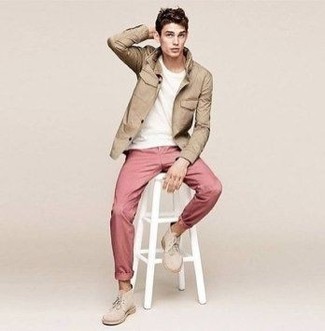 С чем носить бело-розовые брюки чинос