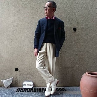 С чем носить бело-ярко-розовый нагрудный платок