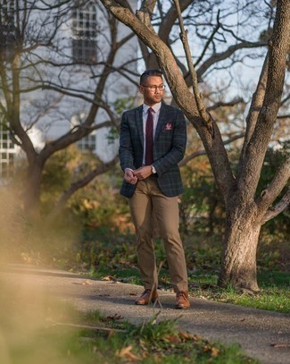 С чем носить бело-ярко-розовый нагрудный платок