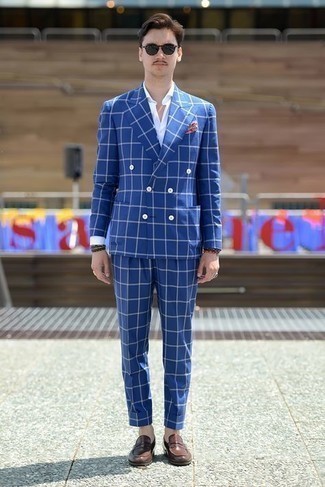 С чем носить бело-ярко-розовый нагрудный платок