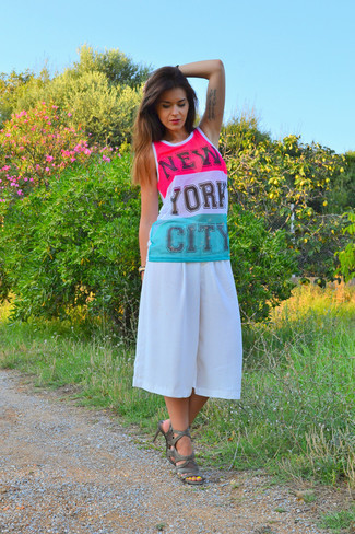 С чем носить бело-ярко-розовую майку с принтом женщине