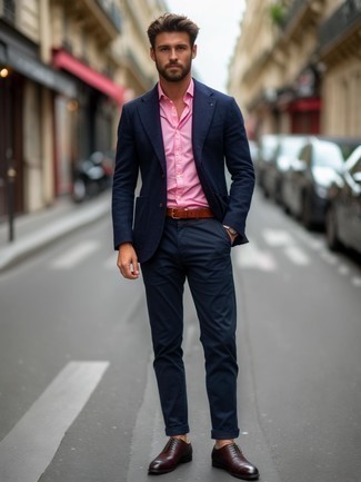 С чем носить бело-ярко-розовую рубашку мужчине