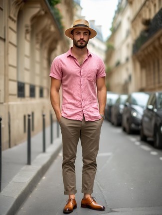 С чем носить бело-ярко-розовую рубашку мужчине