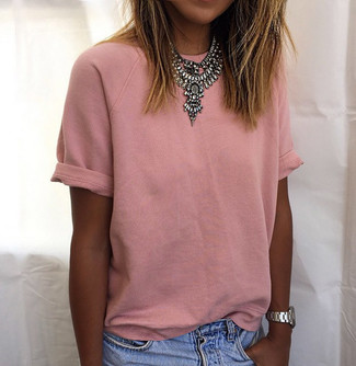 С чем носить бело-ярко-розовую футболку женщине