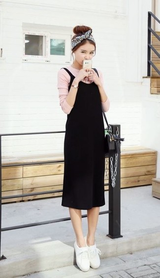 С чем носить бело-ярко-розовую футболку женщине